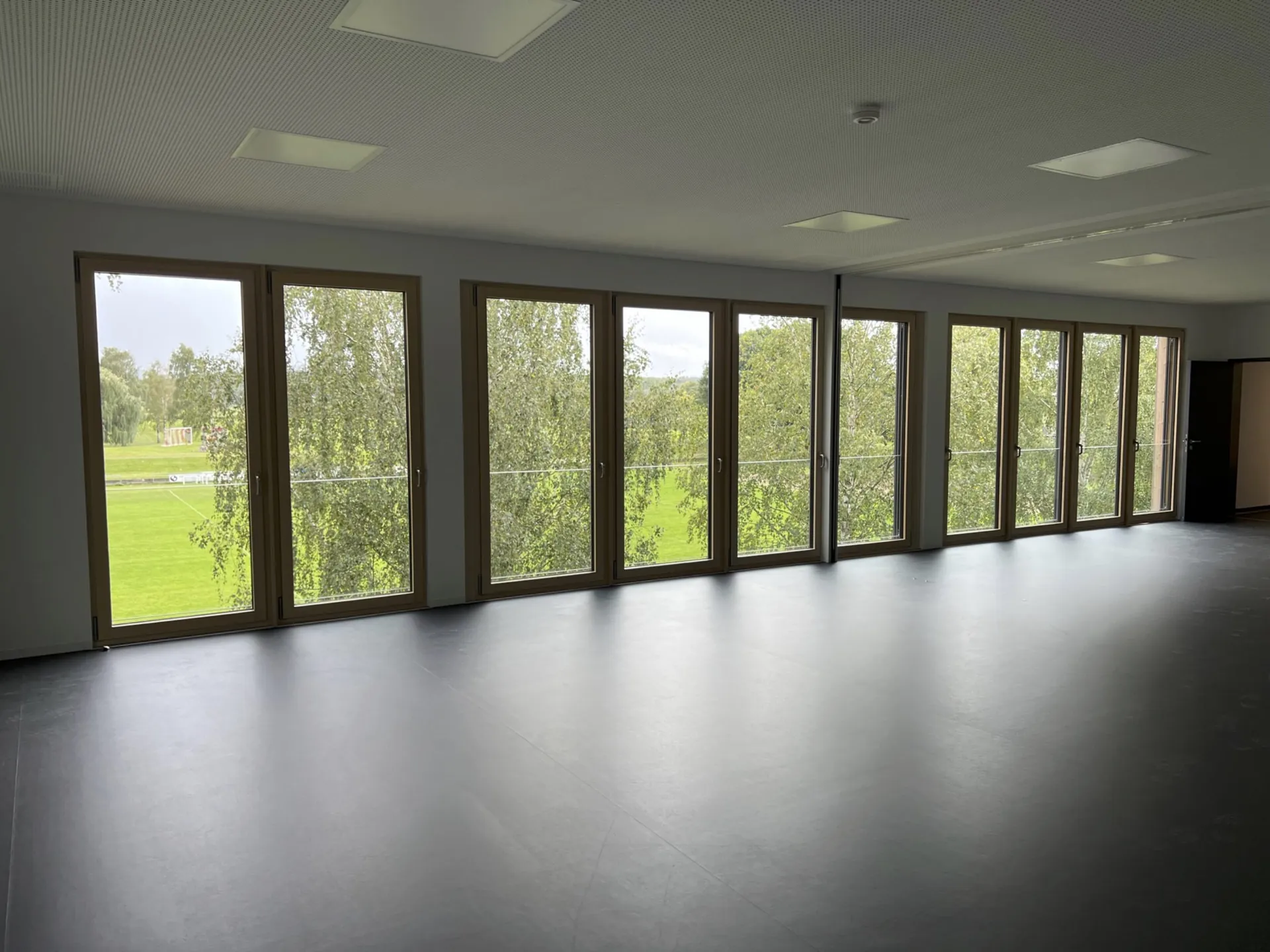 Heller Gymnastikraum in der neuen Turnhalle am Eichelsee mit Fensterfront zum Sportgelände